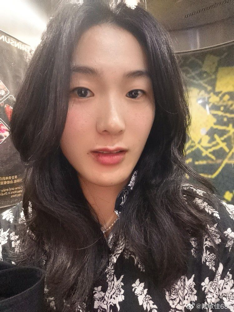 黎漾凄惶的笑了笑，像是在嘲笑他，却更像是在嘲笑自己，告诉你做什么，根本没有理由和必要。